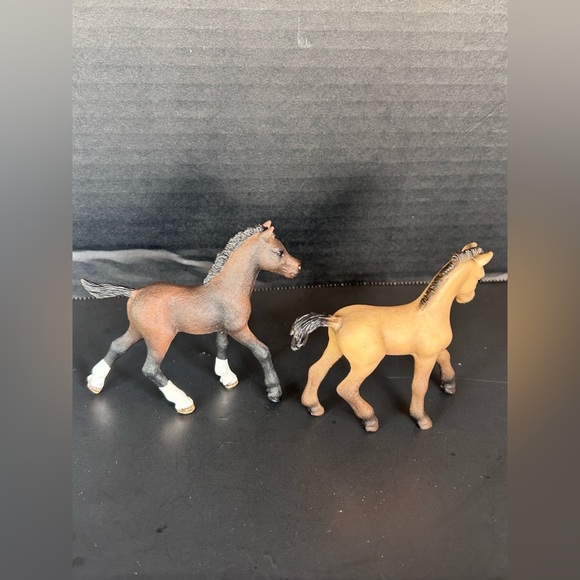Schleich Lot Of 2: Andalusian Foal and Arabian Foal - Picture 2 of 7
